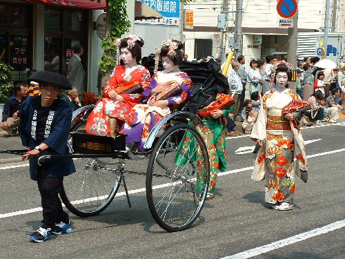 These are Sakata's "Maiko". They are trainee geisha. They can be found everyday at Soumarou in Sakata.