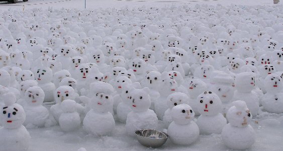 A field of homogenous snowmen