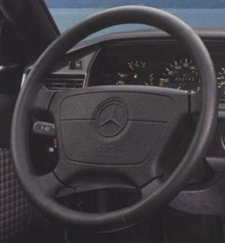 Steering wheel with airbag