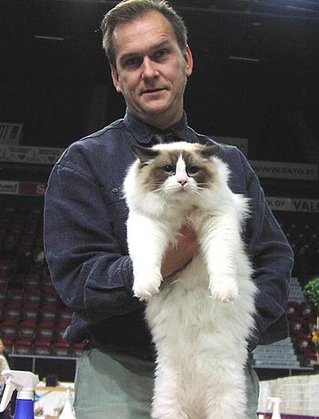 FIFe judge Leslie van Grebst holding Shyshaman's For Pamir, his nomination
for Best In Show and World Winner.