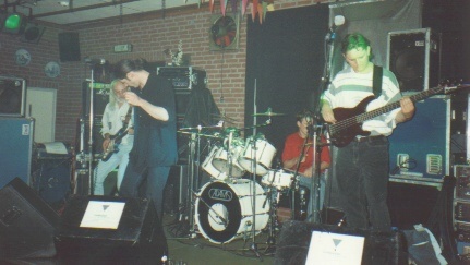 Tim on the vintage Fender Strat, Jan on vocals, Bart on drums, Siem on the Ibanez SB900 LE 