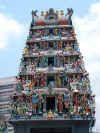 06_2-35_Singapore_Little_India_temple.jpg (58016 bytes)