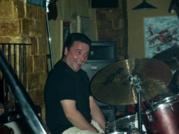 CARLOS TAPIA (BATER�A)
