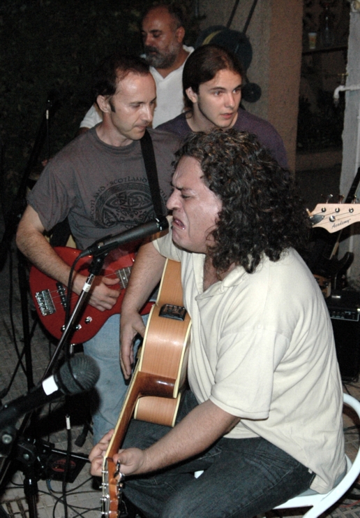 Chema Espejo, de Los Crudos toca y canta con nosotros (2004)
