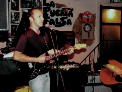 LUIS ALCARAZ (GUITARRA, COROS)