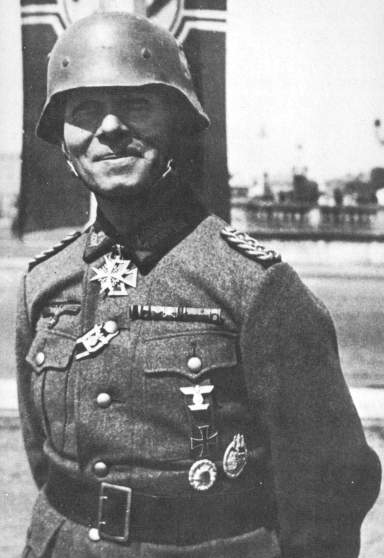 Rommel was one of the Fuhrer's personal bodyguards between the wars (27853 bytes)