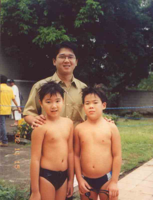 Vice Mayor Herbert Bautista posing with our swimmers