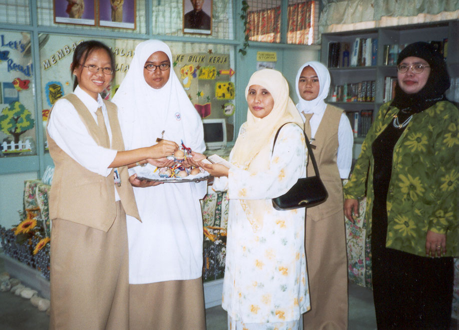 hadiah2.jpg (144189 bytes)