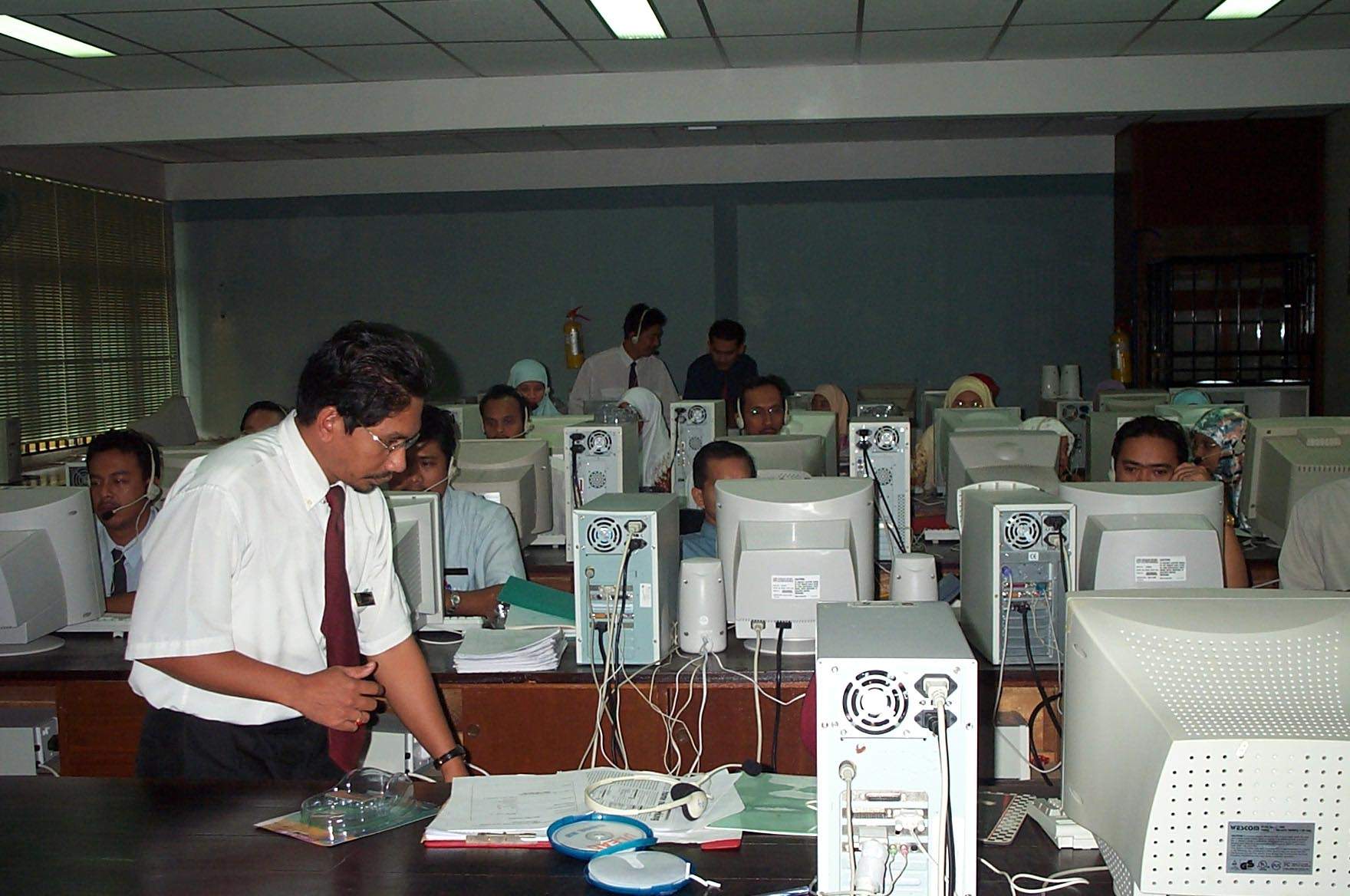 lab.jpg (206965 bytes)