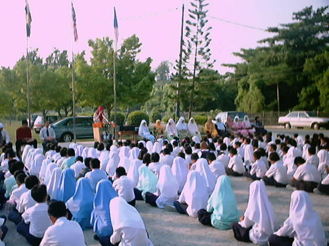 murid diminta duduk untuk mengikut acara yang berlangsung