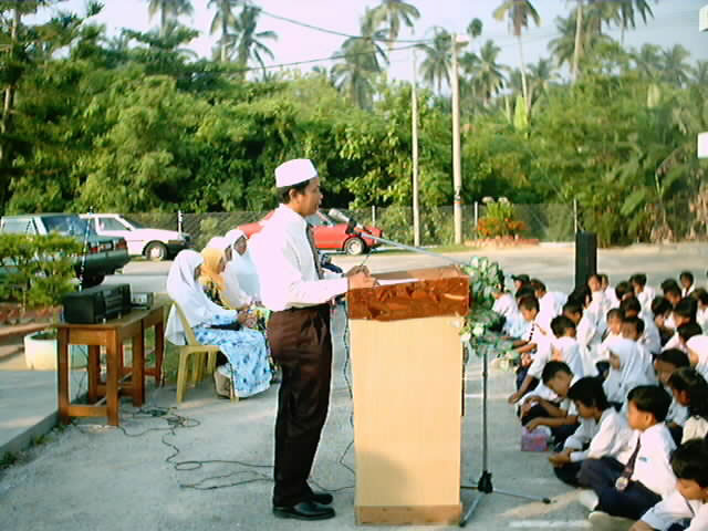 Tuan guru besar (Tn.Hj.Razali) menyampaikan ucapan