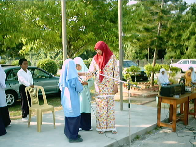 persembahan (pantun) oleh murid th5 wira