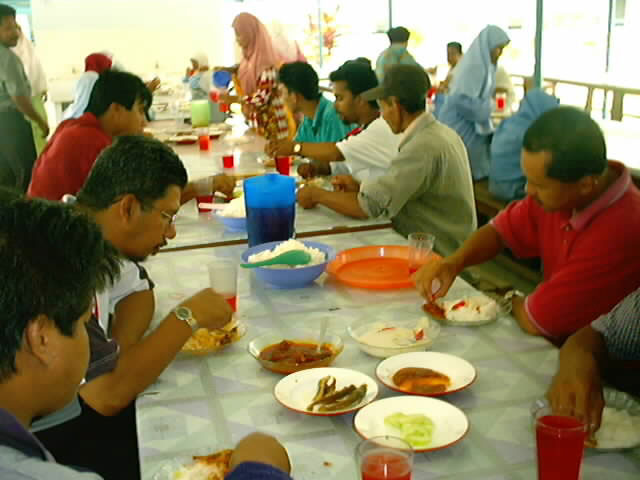 menjamu selera setelah semua acara & program selesai (pukul 12.30 tgh)