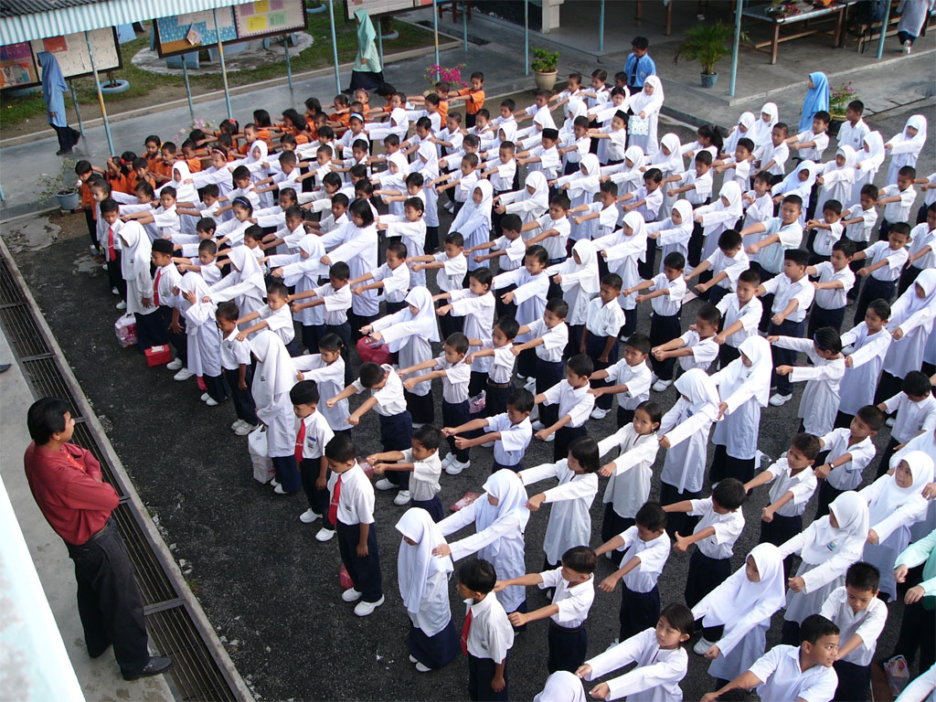 Cikgu Azhar memberi arahan bagi membetulkan barisan