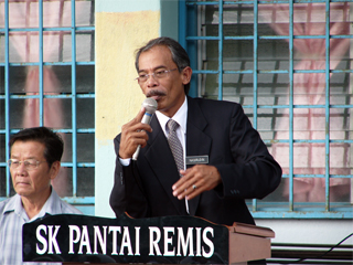 Our new Headmaster...Cikgu Nasaruddin
