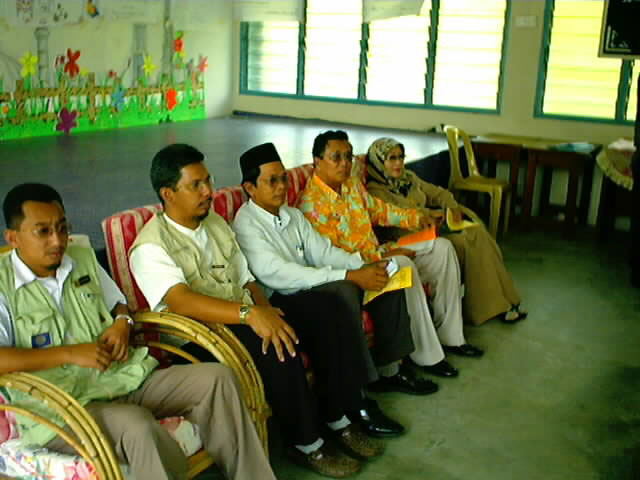 dr kiri - ketua fasilitator,pengarah kursus,guru besar,Timbalan PPD & isteri di majlis penutup