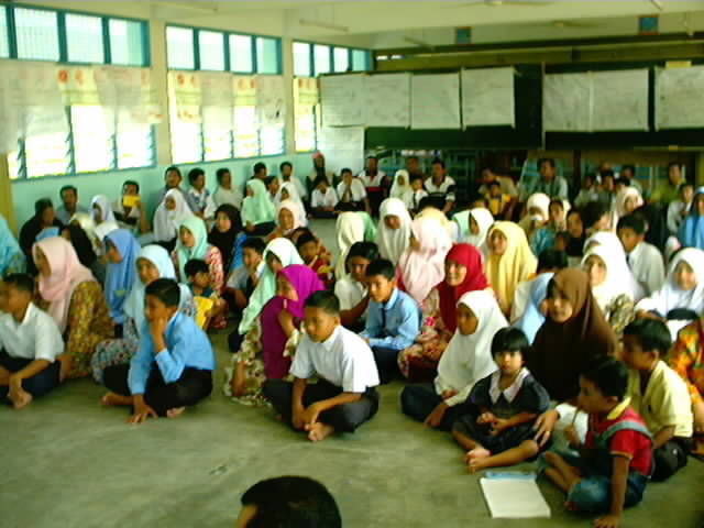 ibu bapa di samping peserta(anak) masing-masing - majlis penutup