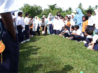 acara bowling padang...cubaan pertama..cikgu Zainul Abidin