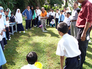 acara campak pundi kacang dalam baldi...oleh Tuan Guru Besar