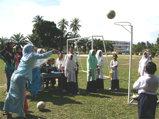 cubaan bola jaring pertama...cikgu Sanaton