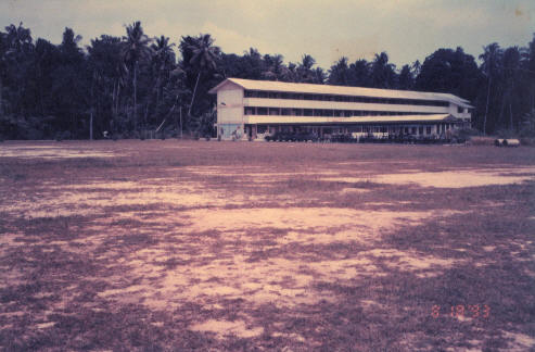 padang serta bangunan sekolah tahun 1993