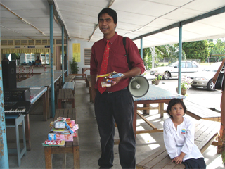 Cikgu Azhar bangga menerima banyak hadiah...
