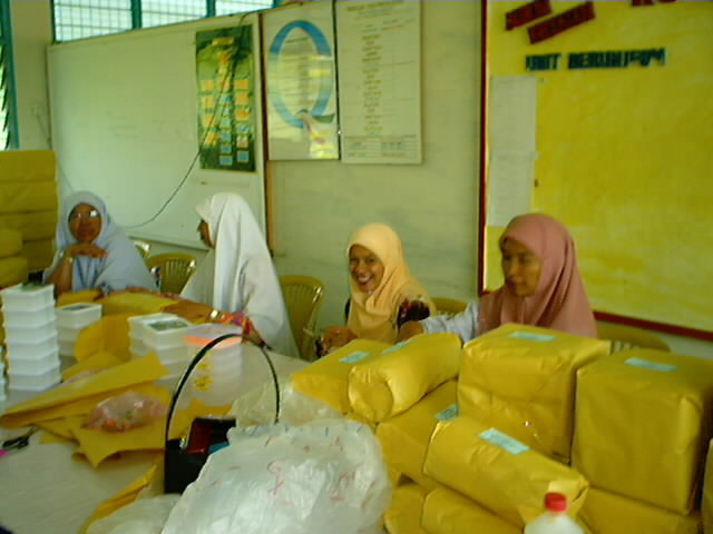 Jawatankuasa hadiah sibuk membungkus hadiah