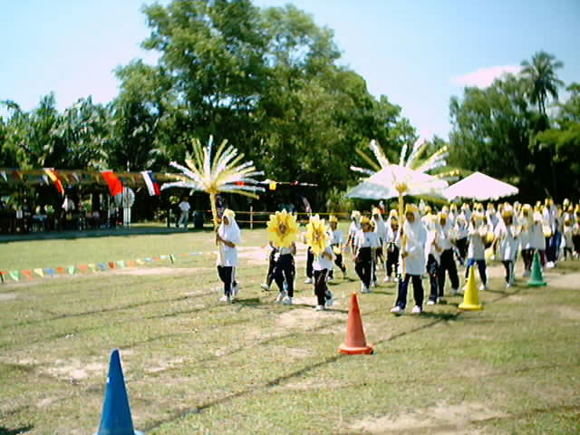 perbarisan rumah kuning