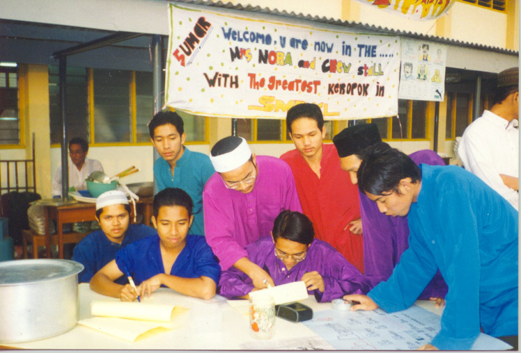 Semua yang berkumpul ni, tengah tunjuk rajin....