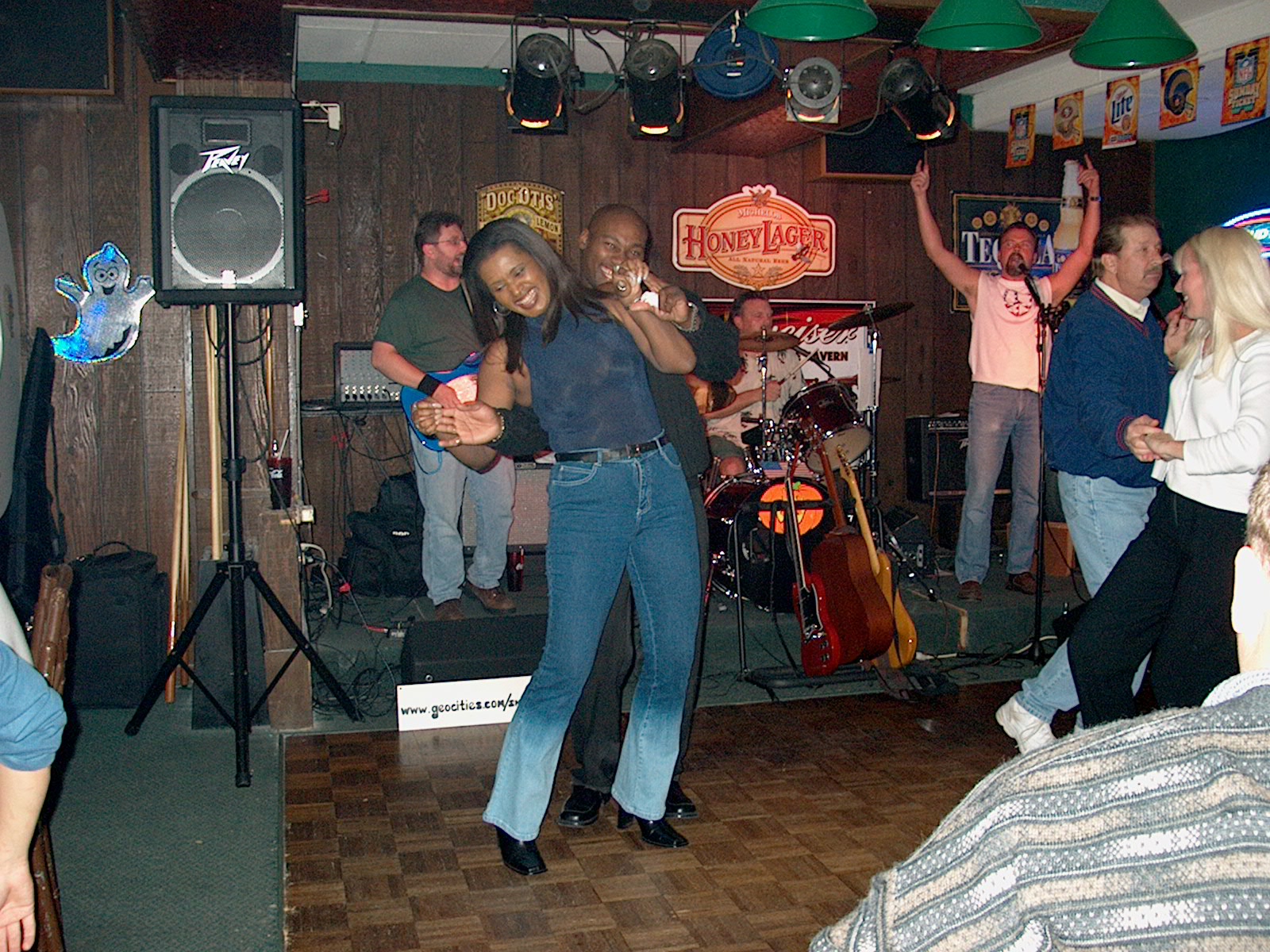 rhino fans dancing at montgomery town tavern