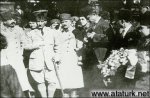 Ba�komutan Mustafa Kemal, Fevzi �akmak ve Kaz�m Karabekir Pa�alarla beraber annesinin mezar�n� ziyaret haz�rl���nda (27 Ocak 1923) 


