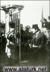 Annesinin mezar�n� ziyaret ettikten sonra haz�resinde annesinin mezar�n�n bulundu�u camiden (Ferik Osman Pa�a Camisi) ayr�l�yor. (27 Ocak 1923) 


