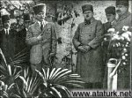 Annesi Z�beyde Han�m'�n mezar�n� ziyaret ederken (27 Ocak 1923) 
