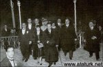 Atat�rk, yan�nda Afet �nan ve K�l�� Ali oldu�u halde, �zmir'de Kar��yaka kul�b�ne girerken (1 Mart 1930)
