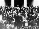 �zmir K�z Lisesi'nden ayr�l�rken ��retmen ve ��rencilerle (1 �ubat 1931)
