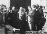 �zmir Ticaret Odas�n� ziyaretin'de (31 Ocak 1931)
