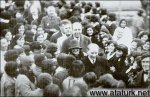 �zmir K�z Lisesi'nden ayr�l�rken ��retmen ve ��rencilerle (1 �ubat 1931) 
