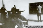 �zmir Erkek Lisesi'nde s�n�fta ders dinlerken (1 �ubat 1931)
