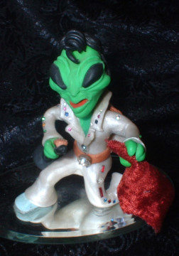 Alien Elvis Impersonator! Cool!