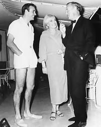 Ian Fleming hablando con Sean Connery en el rodaje de Goldfinger
