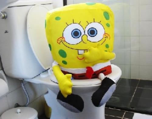 Bob ha sido pillado por sorpresa mientras hacia sus necesidades en el WC.