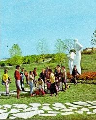 Figure 16 Tourists at the Monument of Pain and Defiance (from a travel brochure exclusively about Memorial Park, printed in German by the Ministry of Tourism, Kragujevac)