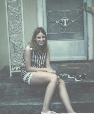 lori70.jpg (14504 bytes)