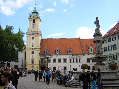the Main Square, Roland Fountain, and the Town Hall.