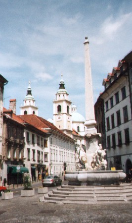Robbra Fountain, Ciril-metodov trg