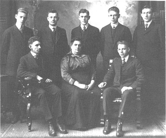 P bild finns nkan Erika Kristina (fdd Nykvist) Frederickson med sina vuxna sner. Familjen Andrew Alexander Frederickson (f.d.Stlnacke) utvandrade frn Njutnger (X) till Palmer (MI) i USA r 1881.