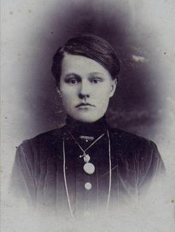 P� bild finns hustrun Alma St�lnacke gift Khurtsilava (1887-1949). Hon f�ddes i Baku, Azerbajdzjan och var dotter till Alfred St�lnacke och hans hustru Maria Karolina (f�dd �sterlund). Hon var gift med Samson Khurtsilava f�dd 1875 i Georgien. Familjen utvandrade fr�n Azerbajdzjan till orten Kuashi, Samtredia, Georgien. Alma �r anmoder till �ttlingar som bor i v�stra Georgien.