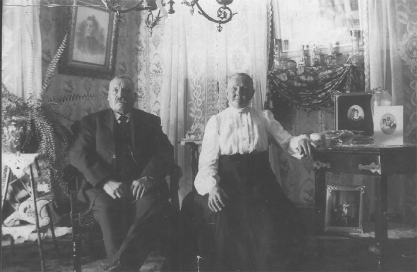 P� bild finns paret Andrew Gustav och Ulrika Charlotta (f�dd Berg) Stolnacke. Familjen utvandrade fr�n Degerfors bruk (T) till Worcester (MA) i USA �r 1892 