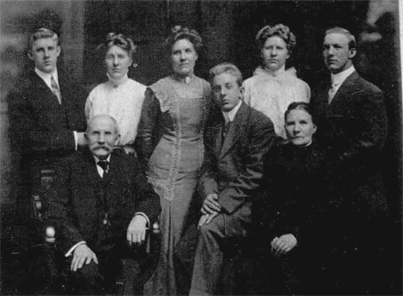 P� bild finns paret Johan August Stolnacke och Anna Sofia f�dd Karlsson med sina vuxna s�ner och d�ttrar i Worcester (MA) i USA. Familjen Stolnacke (St�lnacke) utvandrade fr�n B�llefors sn (R) till Chicago (IL) i USA �r 1879.