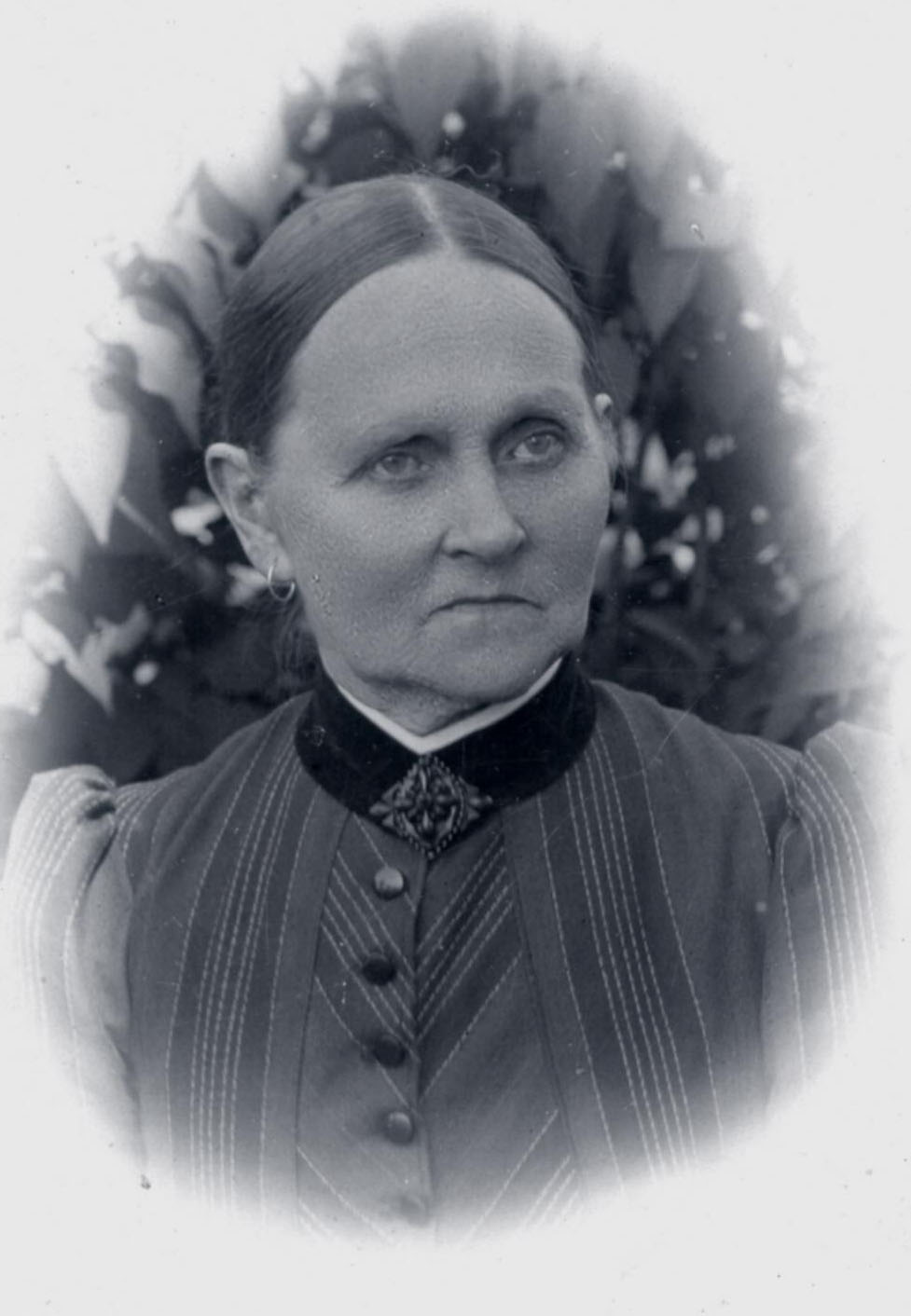 P bild finns hustrun Carolina Stlnacke gift Tilander (1827-1899) i Sannerud, Tived sn (R). Hennes son Alfred Stlnacke fdd 1853, utvandrade till Baku, Azerbajdzjan. Han r anfader till ttlingar som bor i Sverige och vstra Georgien
